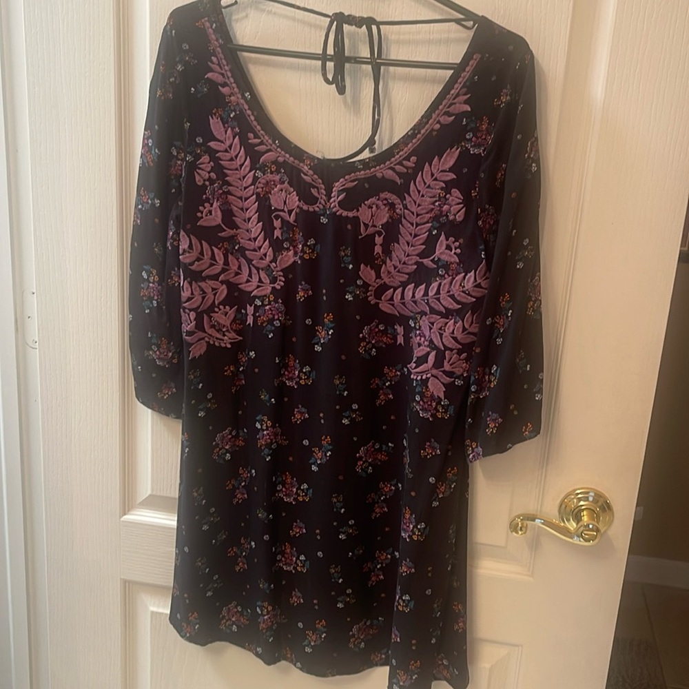 Flattering light weight 3/4 sleeve mini dress